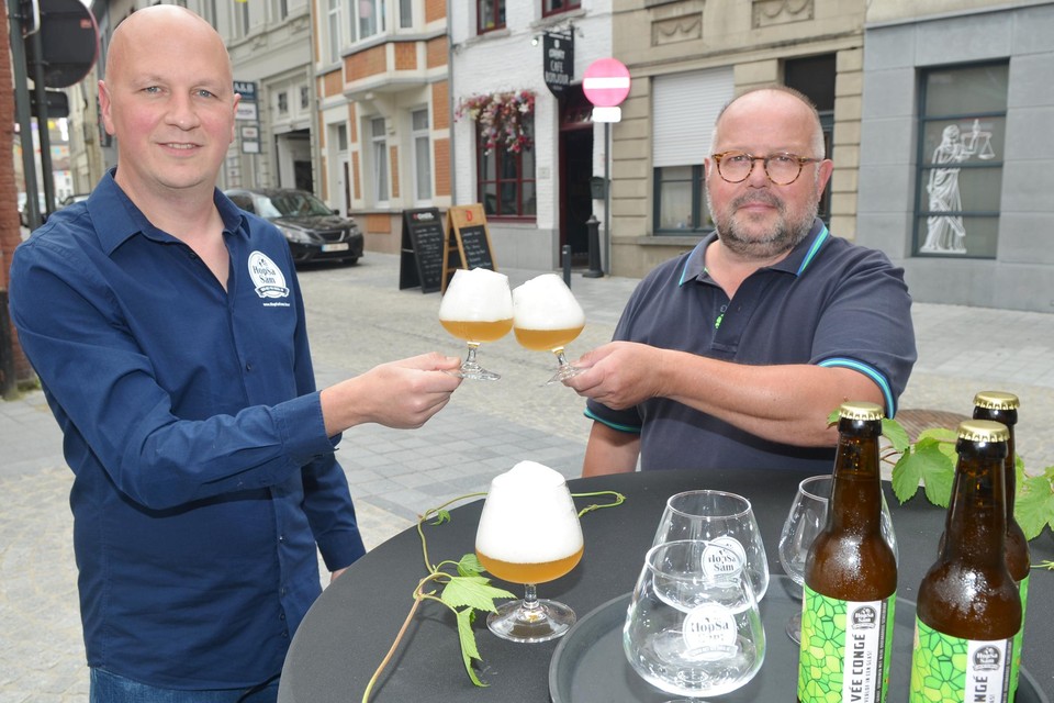 Sam Vanderstraeten (links) stelt zijn Cuvée Congé voor samen met Christophe Vernaeckt , uitbater van café Bonjour in Oudenaarde. 
