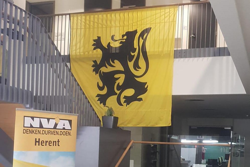 De Vlaamse vlag en de banner van N-VA werden niet goed ontvangen door de oppositie.