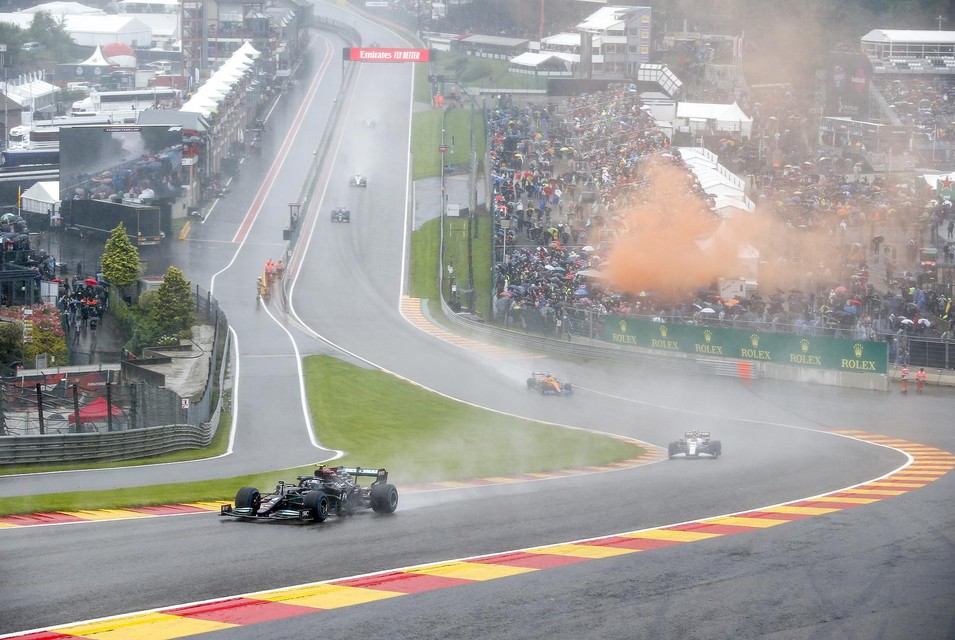 Eau Rouge-Raidillon - hier in beeld tijdens de verregende race van vorig jaar - is wellicht de meest befaamde bocht van de hele Formule 1-kalender. 