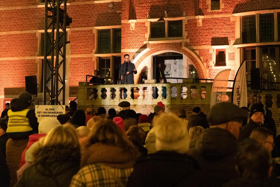 Mayor Dieter Wouters (CD&V) cheers up about 1,300 residents during New Year’s drinks (Wuustwezel)