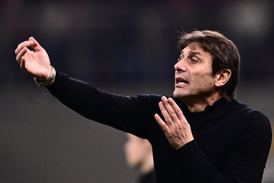 Antonio Conte stond tegen AC Milan nog naast het veld.