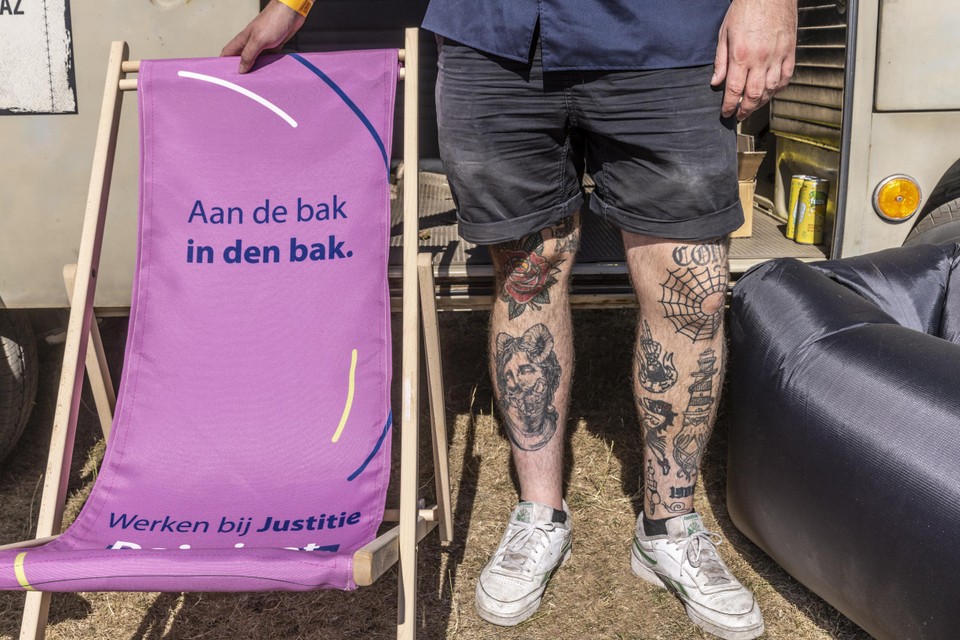 “Ik ben blij om te zien dat mijn tattoos alvast geen probleem zijn”, zegt metalfan Gaëtan (26) wanneer hij de benen van de cipier ziet. 