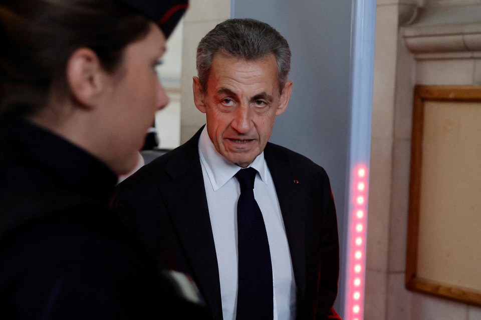 De voormalige president Sarkozy woonde de start van het proces in hoger beroep persoonlijk bij. 