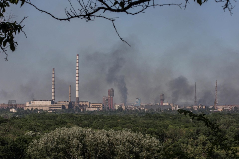 Rookpluimen stijgen op uit de chemische Azot-fabriek  