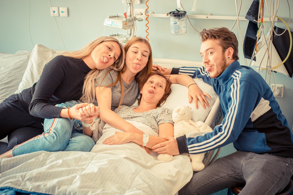 Ann-Sofie (26), Fréderique (20) en Olivier (22) samen met hun mama in het ziekenhuis. “We hebben daar nog een van de mooiste weken van ons leven gehad.” 