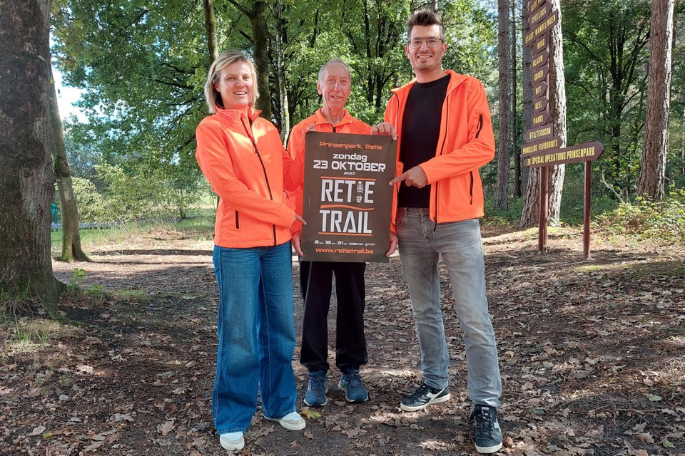 “Retie Trail is en blijft een loopwedstrijd waar genieten centraal staat. Het competitieve komt op de tweede plaats“, zeggen Hanne Van De Sande, Staf Vandendungen en Wim Godschalk (rechts). 
