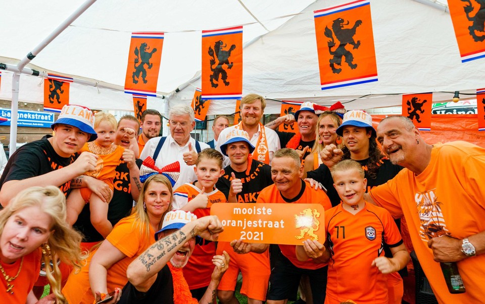 Willem-Alexander pada perayaan di Kejuaraan Sepak Bola Eropa.   