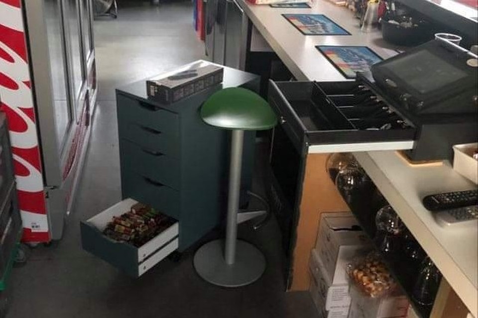 Achter de toog in de kantine werd alles leeggehaald.