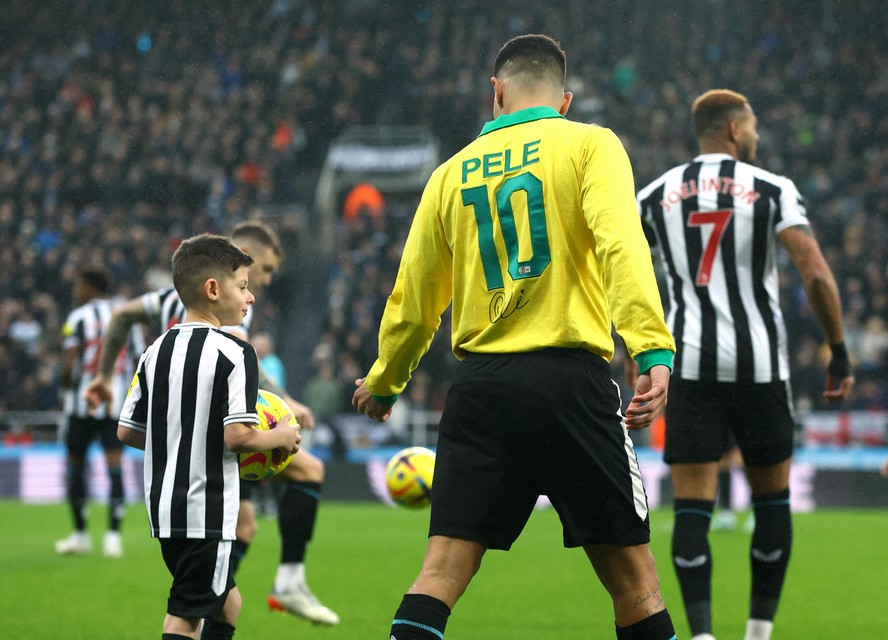 Newcastle midfielder Bruno Guimaraes then took to the field with a Brazilian football shirt from Pelé.  