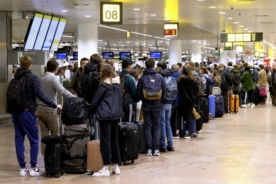 Door de acties moeten passagiers lang aanschuiven. Maar niemand miste zijn vlucht
