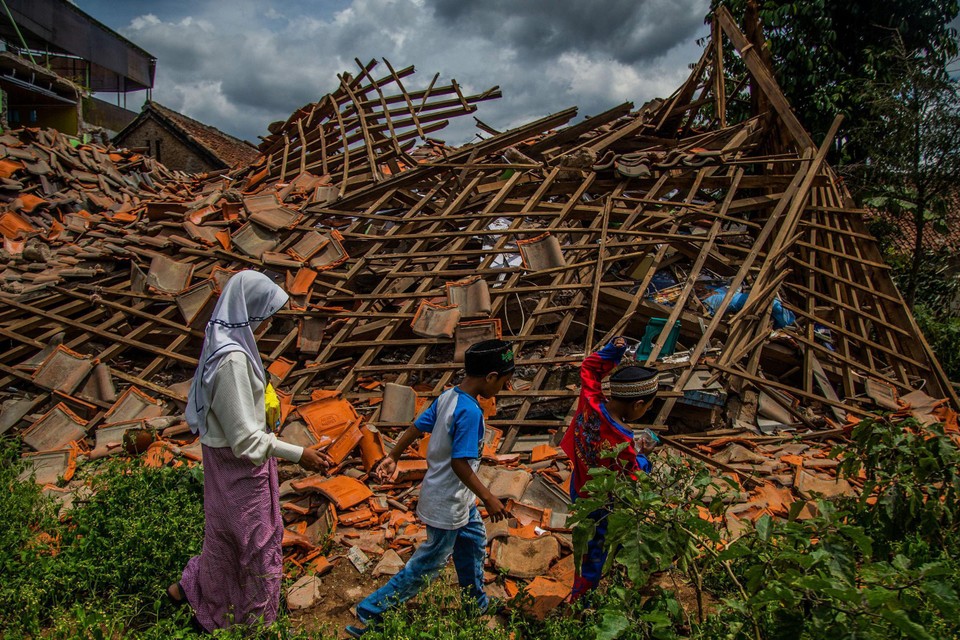 Heel wat gebouwen op Java liggen nog in puin na de aardbeving van twee weken geleden. 