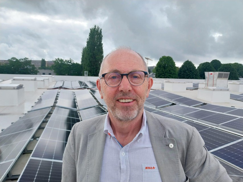 Jos Donvil, CEO van Bpost, op het dak met de zonnepanelen.