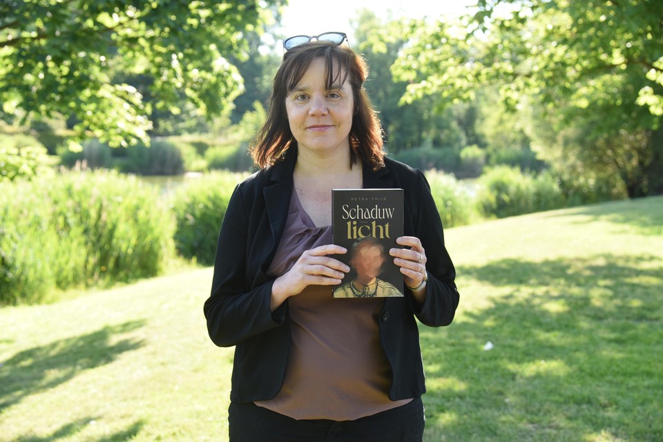 In haar debuutroman ‘Schaduwlicht’ reconstrueert Petra Thijs het leven van de vrouw die we allemaal kennen van het schilderij ‘Déjeuner sur l’herbe’. 