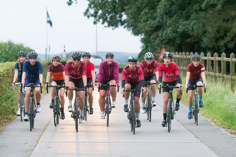 Onze man sloot aan voor de ‘after work ride’ van WMNride in Gent. De vrouwenfietsclub heeft intussen afdelingen in heel Vlaanderen.