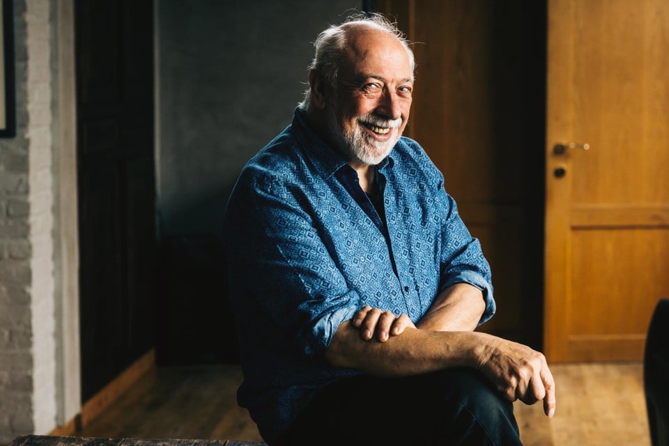 In zijn boek ‘En van waar dit allemaal komt’ blikt Urbanus terug op zijn leven als oervader van de Vlaamse komedie. “In de spotlights gaan staan, was voor mij geen licht, wel een zwart gat waar ik in sprong.”