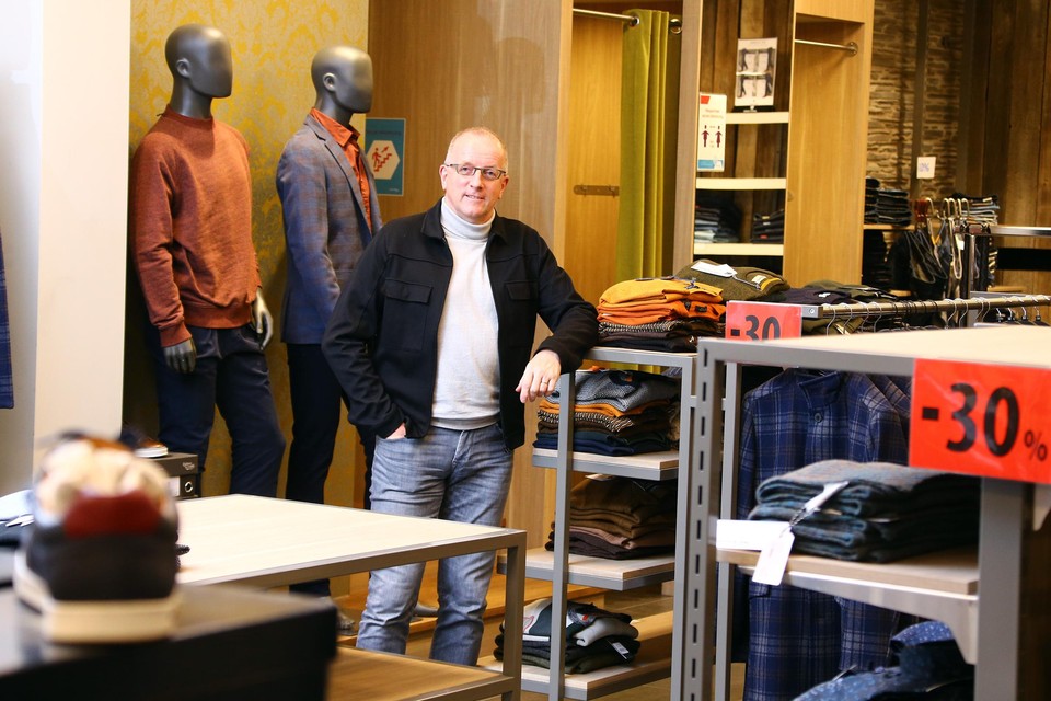 “Een man alleen op zoek naar een hemd of naar een broek. Sorry, maar dat werkt gewoon niet”, zegt winkeleigenaar Pol Vanhoof. 