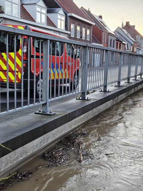 De pompen van de civiele bescherming zijn opgesteld in de Bergenstraat in Roesbrugge.