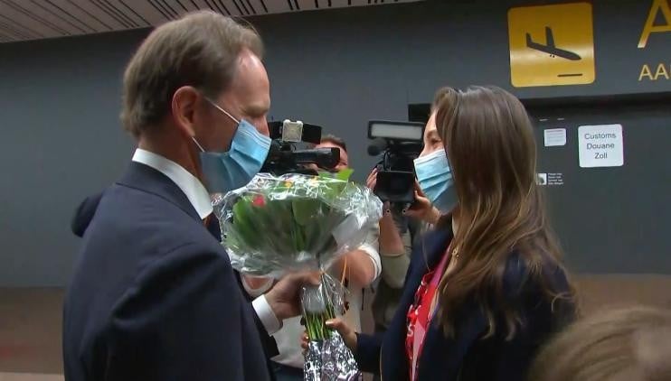 Jean-Michel Saive overhandigt Derwael een boeket bloemen.
