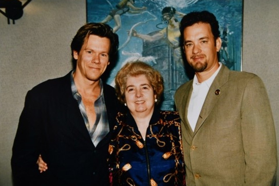 Maria Snoeys-Lagler tussen Kevin Bacon en Tom Hanks. 