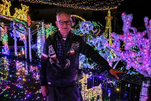 Jean-Pierre Tytgat knutselt het hele jaar door aan versieringen voor in zijn kersthuisje.