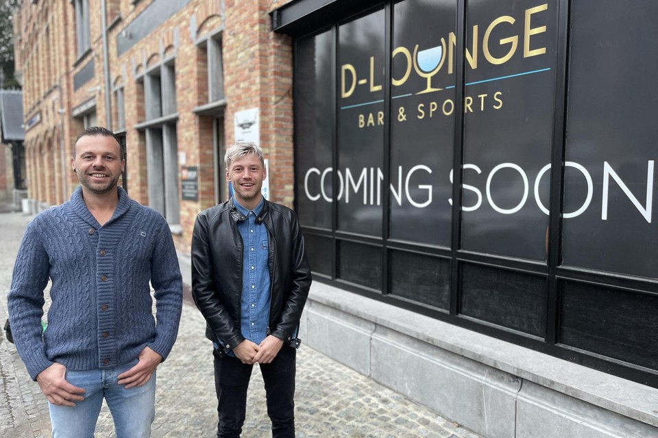 Stijn Vandezande en Kobe Lesage bij hun nieuwe zaak D-lounge in het pand van voormalig Sfeerkaffee Paljas op de Ieperse Kiekenmarkt.