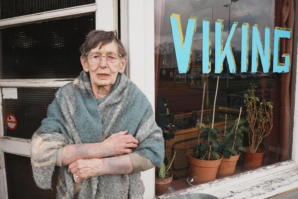 Lisbeth Waldack (87) in het deurgat van haar Viking. Ze baat het café in de Port Arthurlaan op de Muide al 58 jaar uit.