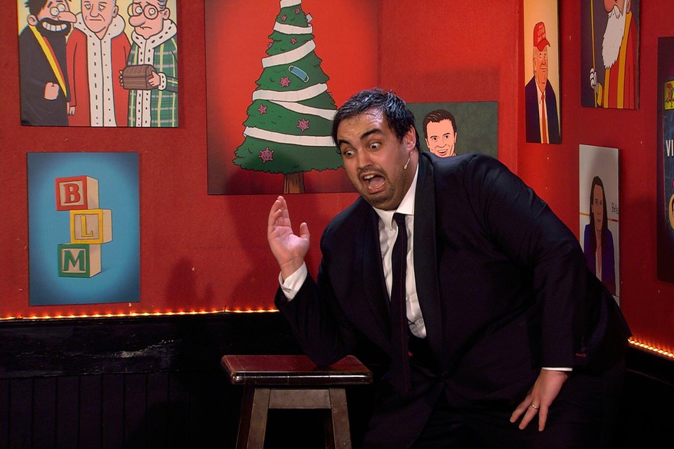 De tweede eindejaarsconference van Kamal Kharmach werd door iets meer dan een miljoen kijkers bekeken. Woensdag kondigde de comedian aan dat hij ook 2021 zal fileren.