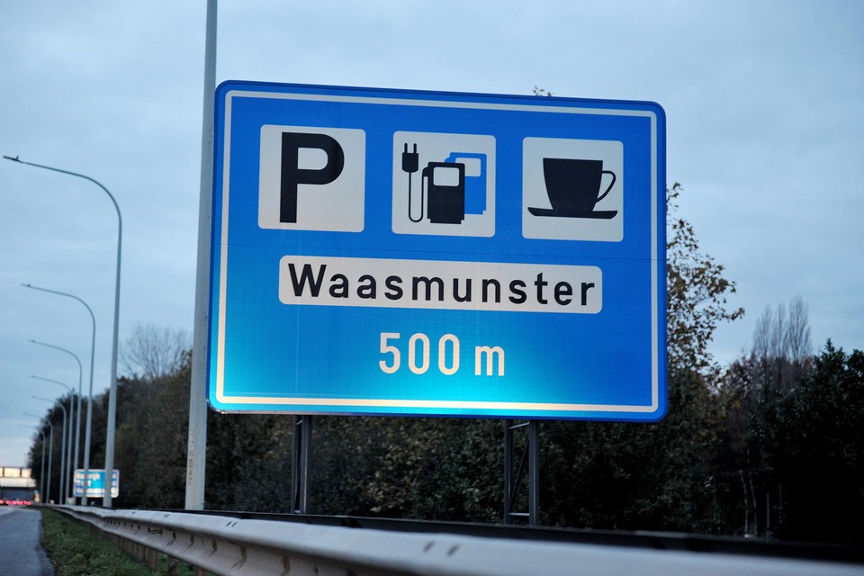 Bij de snelwegparking in Waasmunster staat elektrisch laden aangeduid, maar zijn er geen laadpalen.