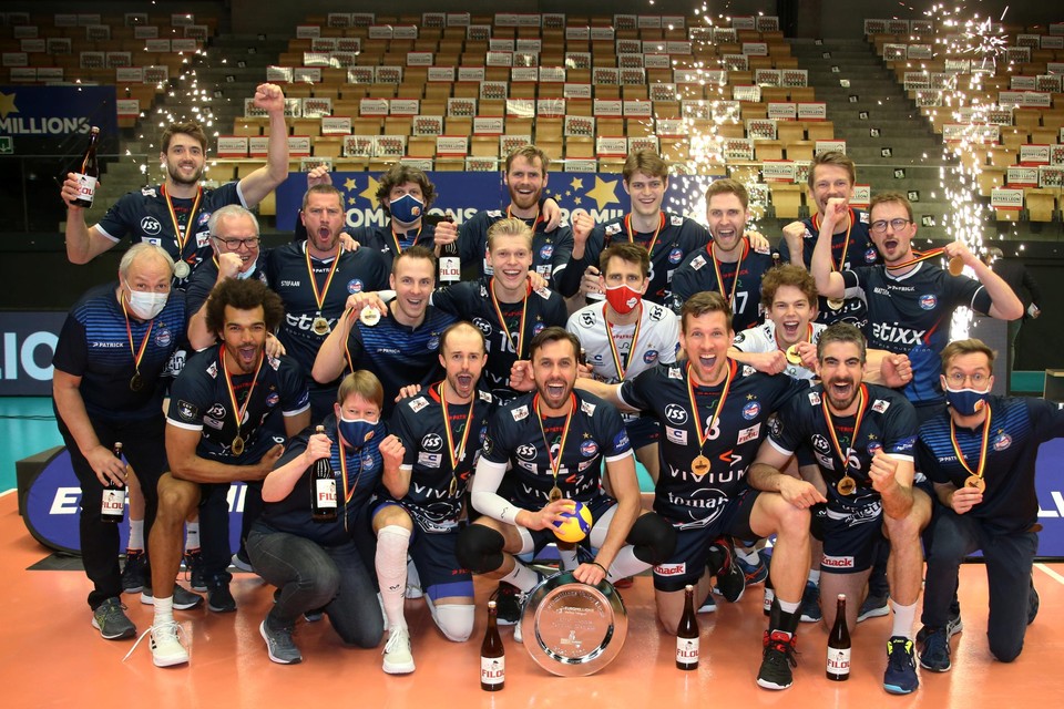 Hendrik Tuerlinckx met de kampioenenschaal.