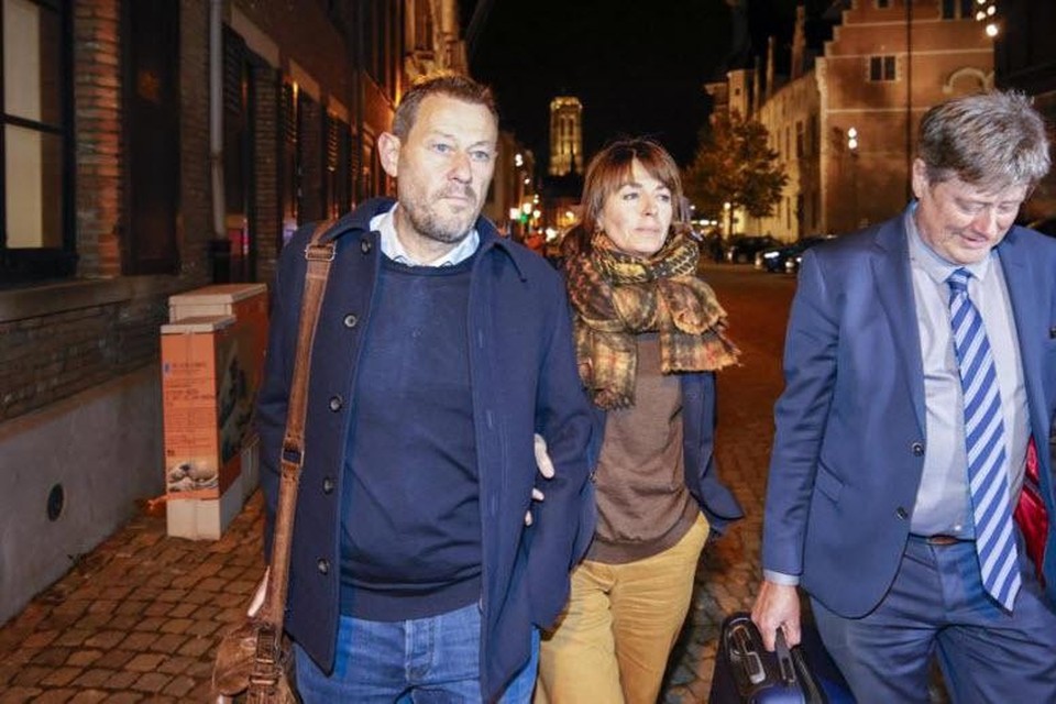 Na een slopende procesdag verliet Bart De Pauw, geflankeerd door vrouw Ines De Vos de Mechelse rechtbank. Vonnis op 25 november.  