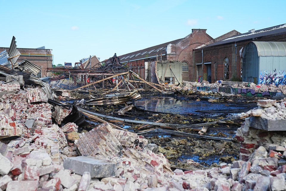 De schade na de laatste brand was enorm: een leegstaande loods werd helemaal in de as gelegd.