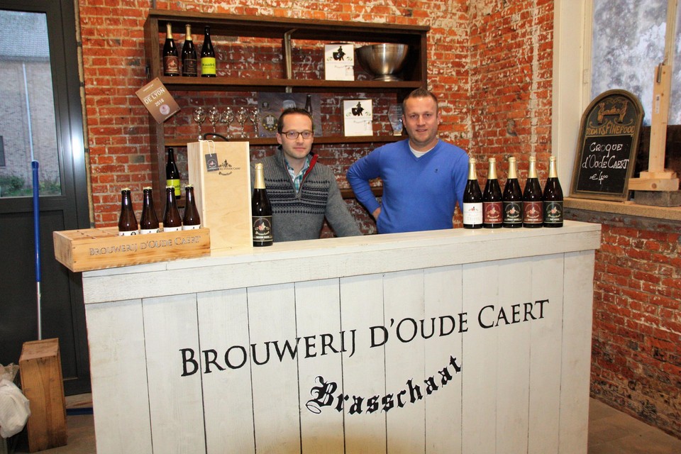 Denis Vinken en Kane Janssens met hun bieren.