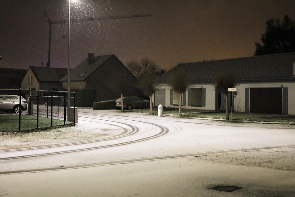 In Dilsen-Stokkem lagen auto’s en straten in amper 20 minuten tijd onder een dunne laag sneeuw.