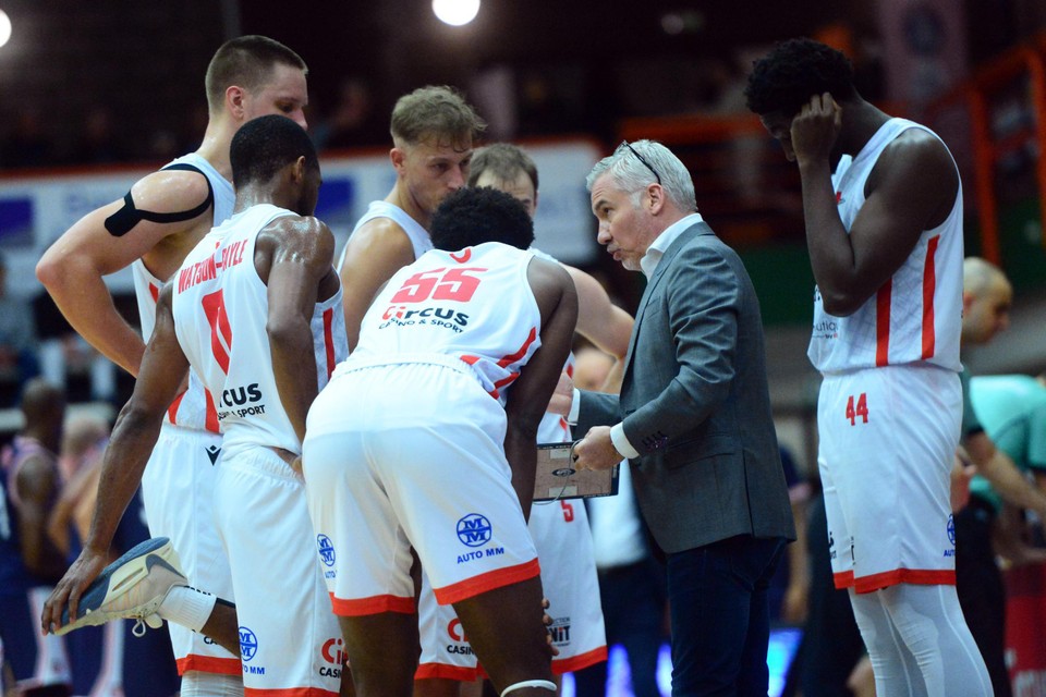 Basket Brussels hangt in de touwen richting Belgische play-offs na verlies in het Nederlandse Nijmegen.