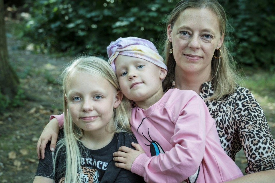 Bo (midden) tussen haar zus Finne en mama Kristien. 