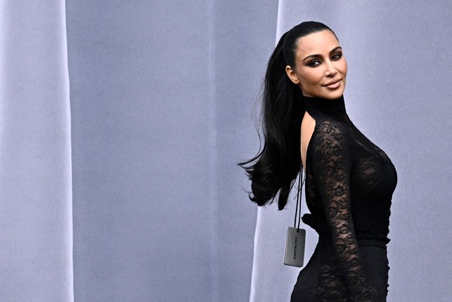 Kim Kardashian gaat internet over met bh met 'ingebouwde' tepels: 'Aarde  warmt op, zo zie je dat niet', Show
