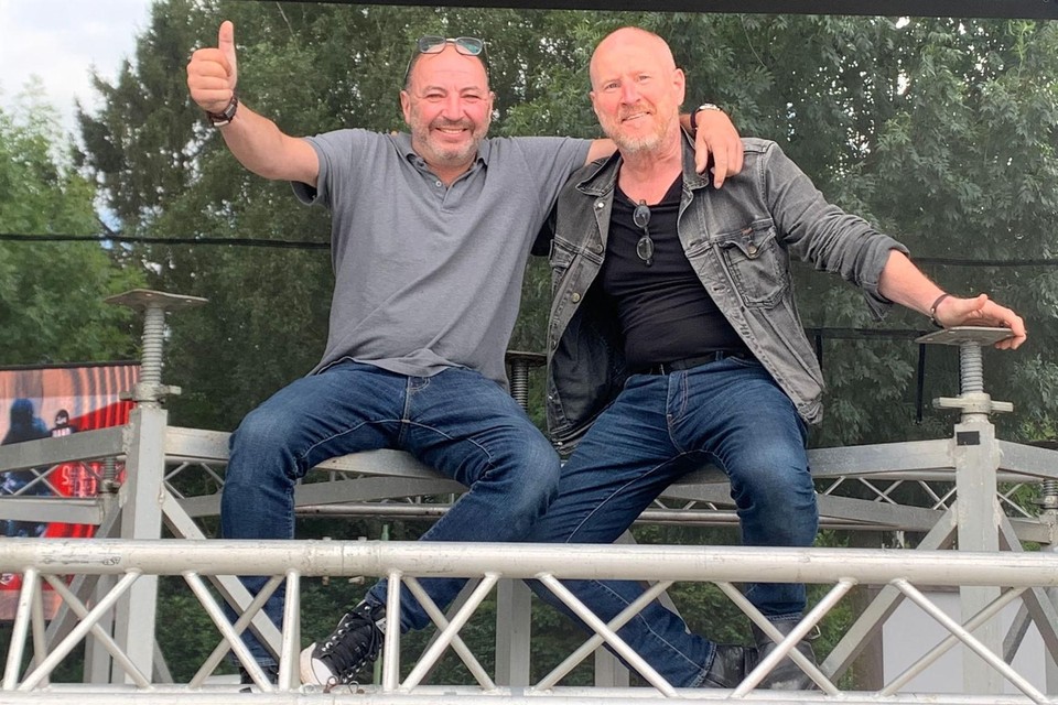 Organisatoren Janick Doré (l) en compagnon Luc Vandenbulcke testen het podium van hun Werf Rock uit. DIt weekend aan Werf 44.