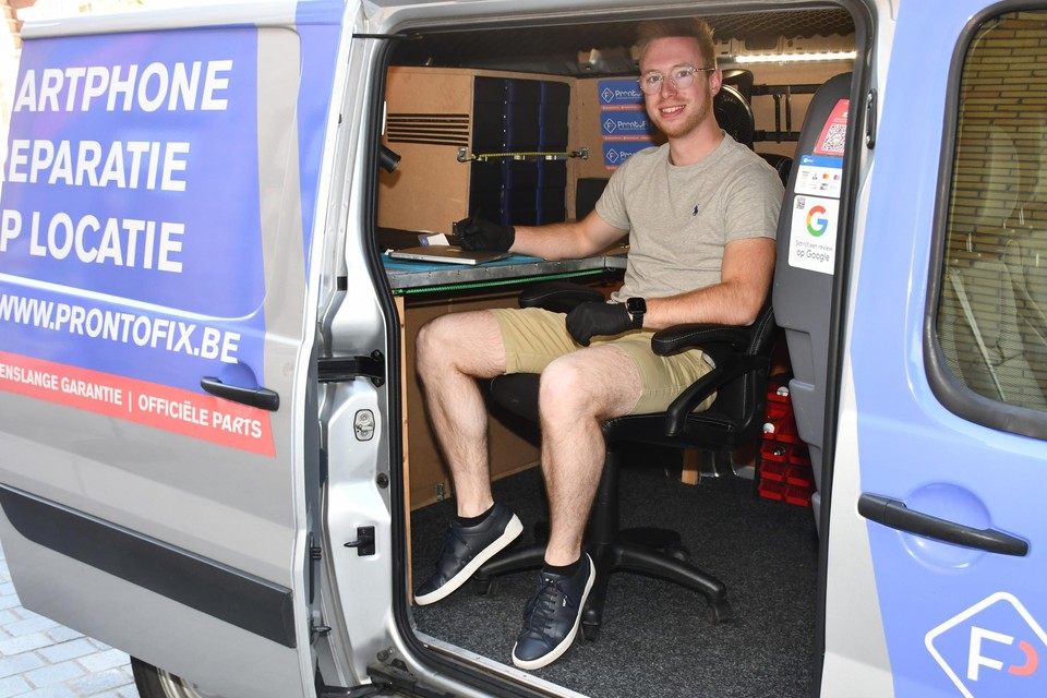 Simon Costeur herstelt multimedia-apparaten in zijn bestelwagen aan de voordeur van zijn klanten. 