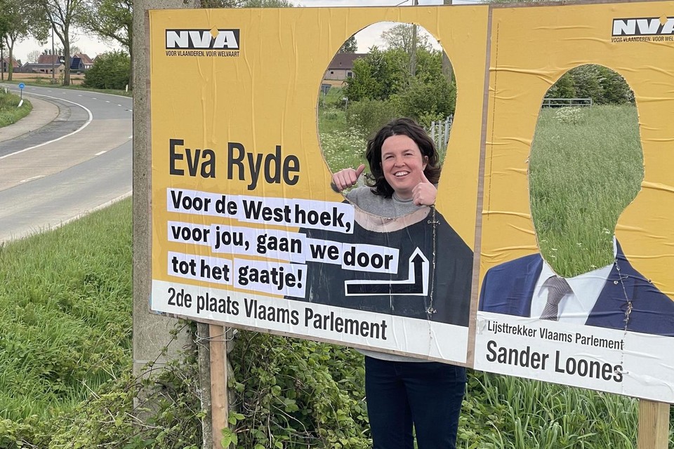 Eva Ryde plakte een ludieke slogan bij het gat, waar tot voor kort haar hoofd te zien was.