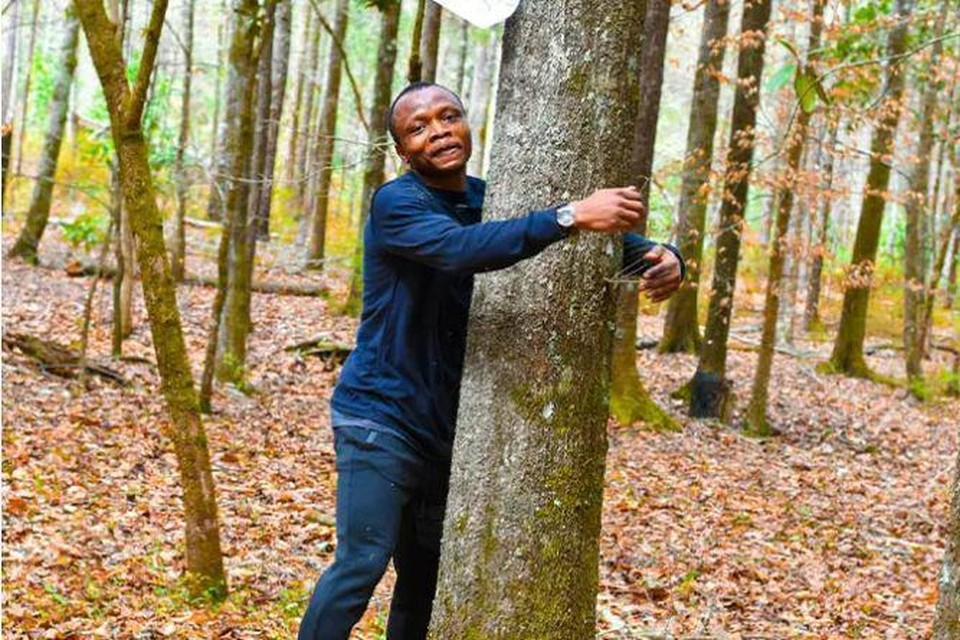 De 29-jarige Abubakar Tahiru uit Ghana heeft het wereldrecord bomen knuffelen verbroken.