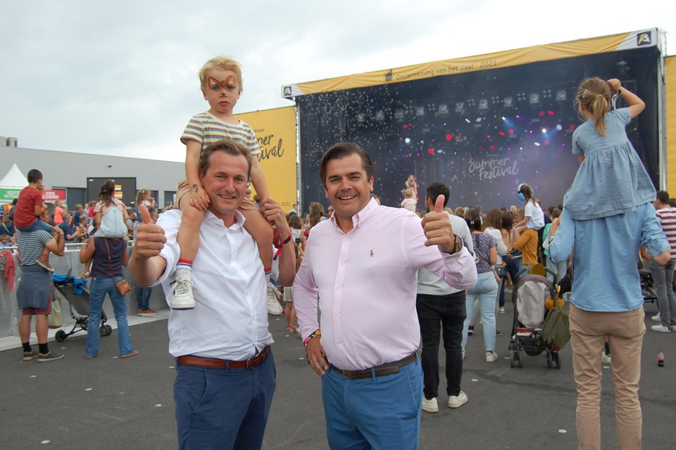 Sam en Yves Aertssen mengen zich zelf tussen het publiek van het Summer Festival. 