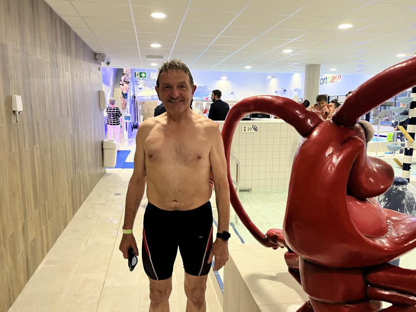 Swa Vloemans (66) uit Wechelderzande was een van de gelukkigen die het nieuwe zwembad van Lille mocht uittesten.