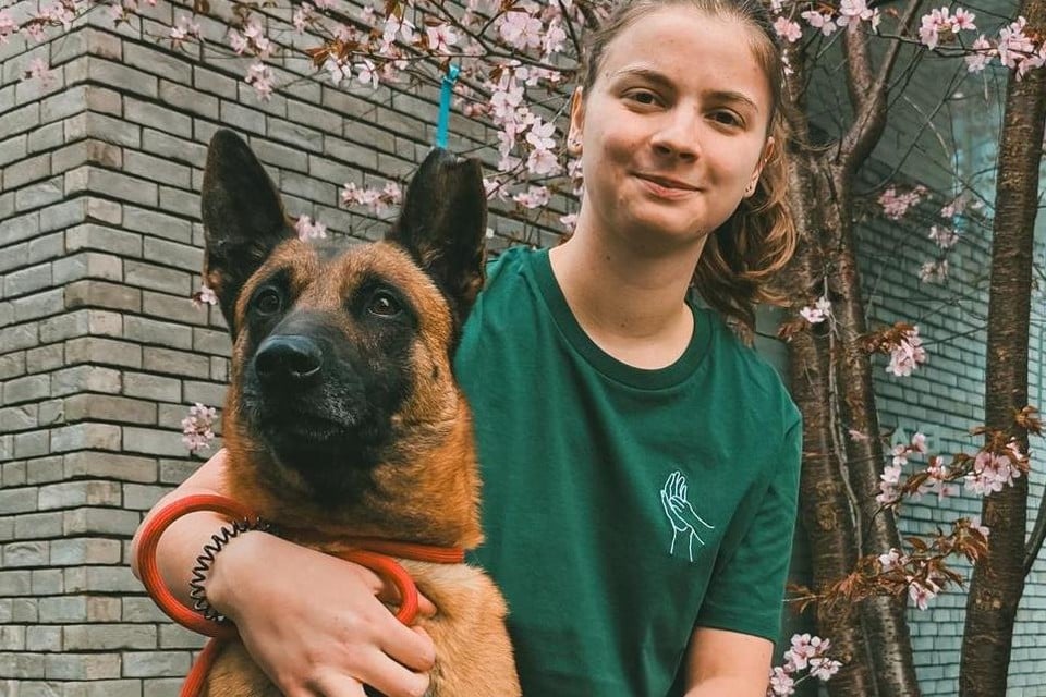 Rex met een vrijwilliger van het asiel.
