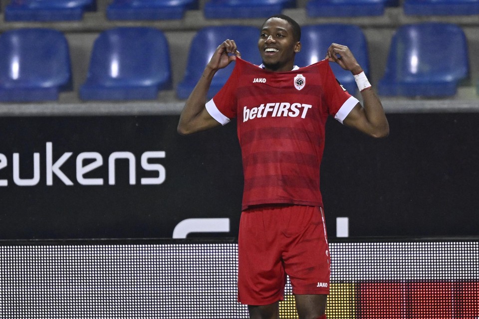 Balikwisha puts the match in a final fold with the third Antwerp goal of the evening.