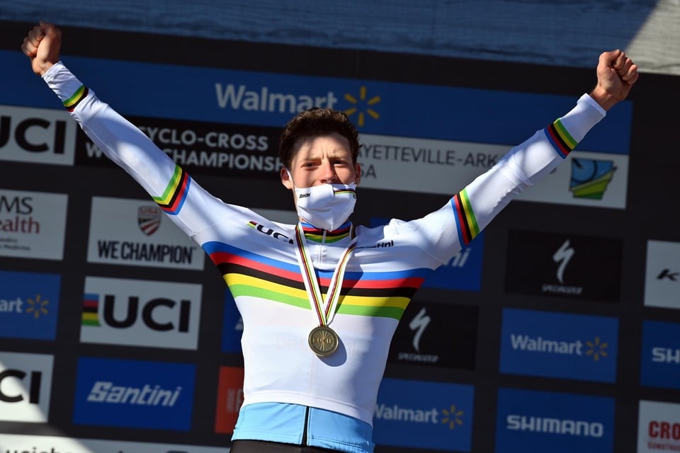 Joran Wyseure in zijn wereldkampioenentrui, met zijn gouden medaille om de hals. 