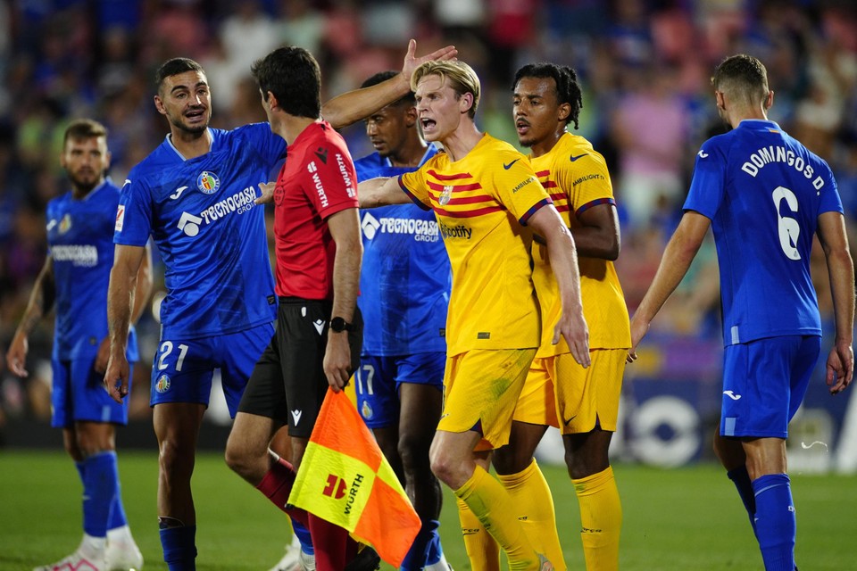 Frenkie De Jong doet zijn beklag bij de assistent-scheidsrechter.