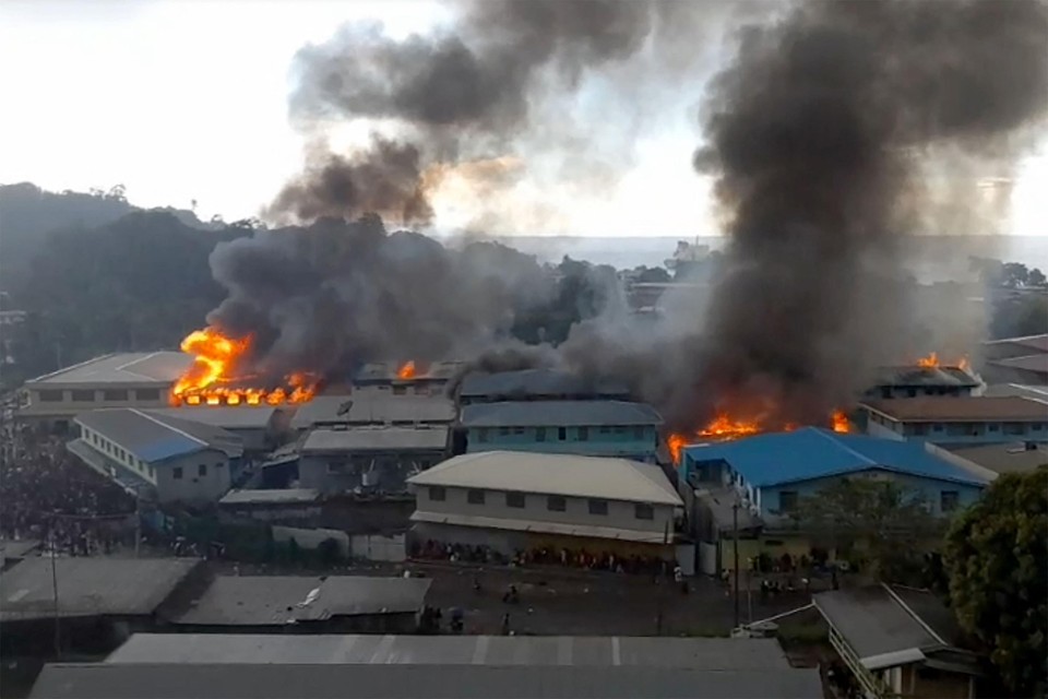 Betogers staken in de Chinese week van hoofdstad Honiara het politiekantoor in brand. 