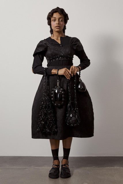 Een jurk uit de couturelijn van Simone Rocha voor komende lente. De ontwerpen voor de modeketen krijgen dezelfde insteek  