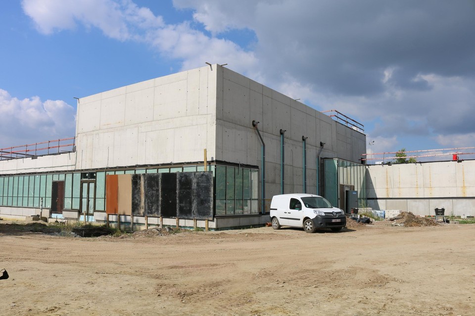 Het in aanbouw zijnde zwembadgebouw.