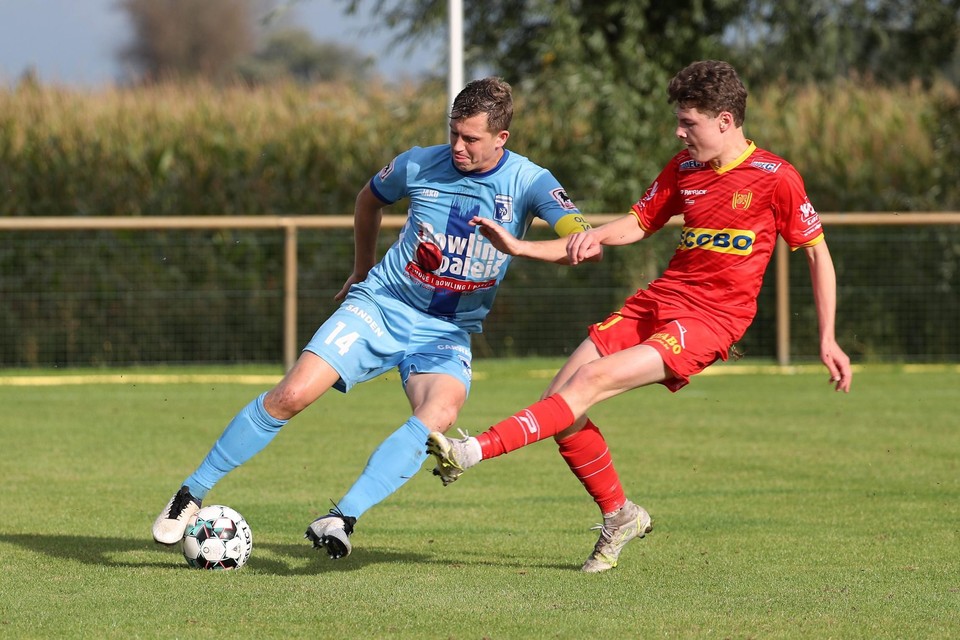 Noa Decavele verdedigt op Olivier Speltdooren.